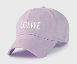 Casquette LOEWE – Élégance et Style Moderne Couleur Mauve Logo blanc