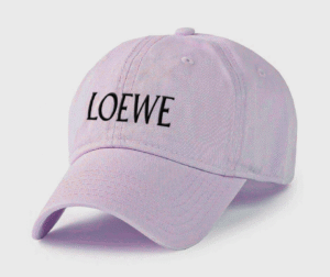 Casquette LOEWE – Élégance et Style Moderne Couleur Mauve Logo Noir